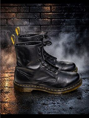 Dr. Martens Black Smooth Leather 8 Eye Lace-Up Boots Women’s 10 US Like New